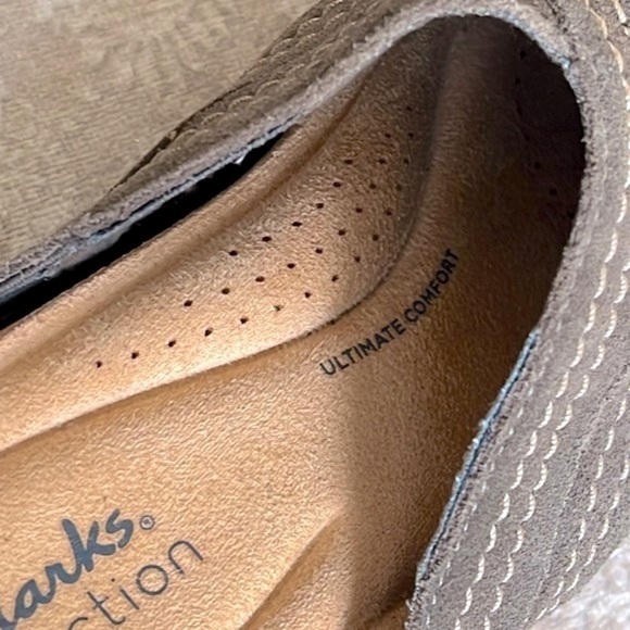 Brand New Clarks Genuine Suede Slip On Clogs Dark Olive Brynn Comfort Slide Mule - Picture 9 of 16